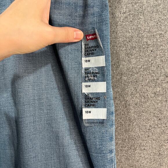 Levi's 311 Shaping Skinny Capri Women's Jeans Blue Denim Light Wash Size 18W - Picture 5 of 10
